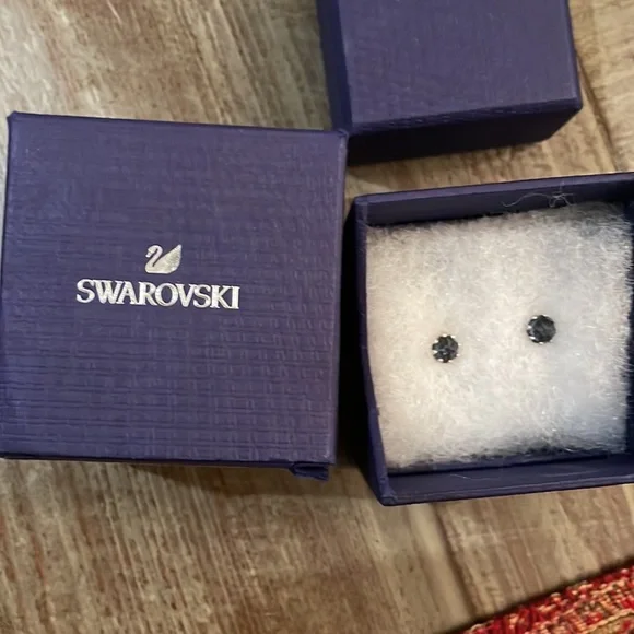 Swarovski sapphire-crystal stud earrings - Picture 5 of 6